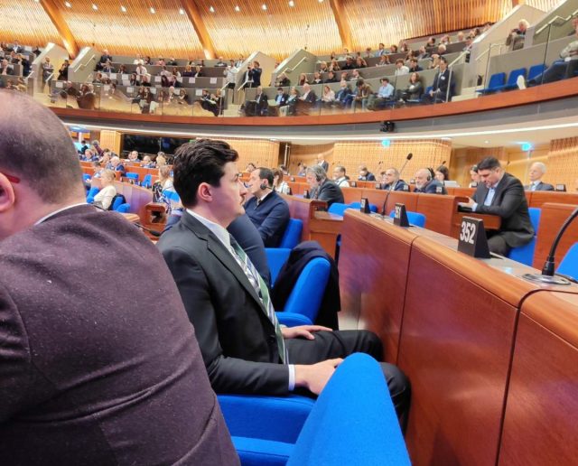 Сливенският депутат Климент Шопов обърна гръб на Вселенския патриарх Вартоломей по време на Парламентарната асамблея на Съвета на Европа