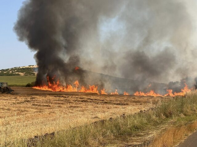 Общински съветник от Сливен е участвал в гасенето на пожар в житна нива край село Бозаджии