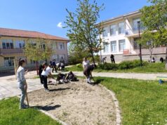 Родители и учители обновиха двора на детската градина в село Ябланово