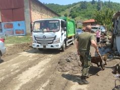 Десетки доброволци се включиха в разчистването след наводнението в село Тича
