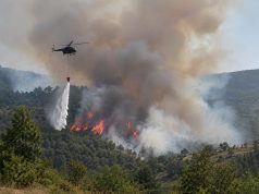 Седем пожарни екипа и два хеликоптера гасят горски пожар между Медвен и Градец
